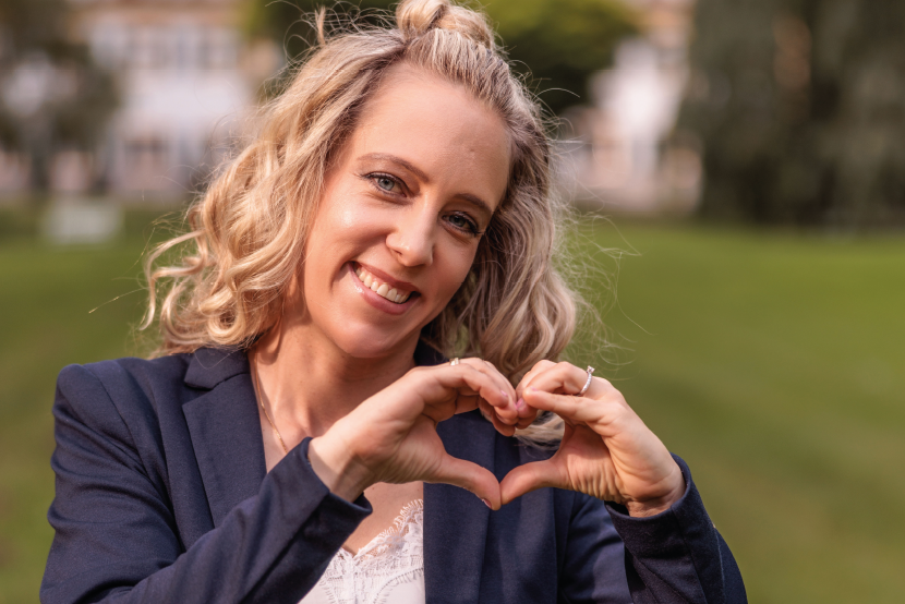 rebecca miller sitzt auf einem stuhl